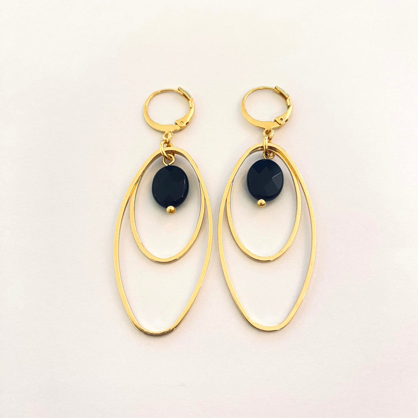 HAZEL - Black gold plated earrings
